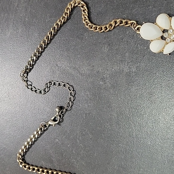 Cream Floral Necklace| Costume - Picture 3 of 3